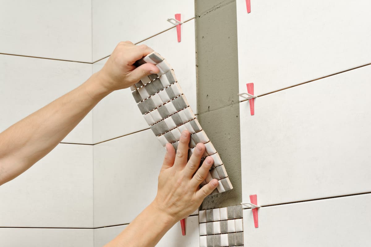  wall tile outside corner that provides a flush edge 